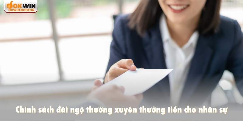 Chính sách đãi ngộ thường xuyên thưởng tiền cho nhân sự
